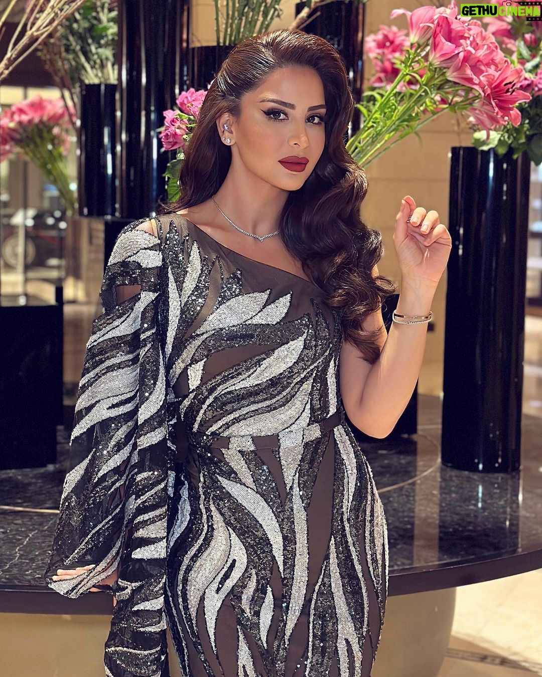 Mays Anber Instagram - شعور مختلف من تحضر عرس ناس قريبين على قلبك … الله يسعدهم ويفرح كل العزابية ❤️ Dress @nourfathallah Hair @motazhs Makeup @makeup_by_yasser #ميس_عنبر #سالفة_كاست #العراق #سالفة_cast #podcast #iraq #baghdad #بودكاست #salfa_cast Four Seasons Hotel Amman