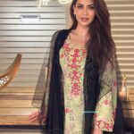 Mays Anber Instagram - المخور الاماراتي هو لباس تراثي للمرأة الاماراتية .. وكلششش يشبه فكرة الهاشمي العراقي .. شنو رايكم حبيتووو ؟؟؟