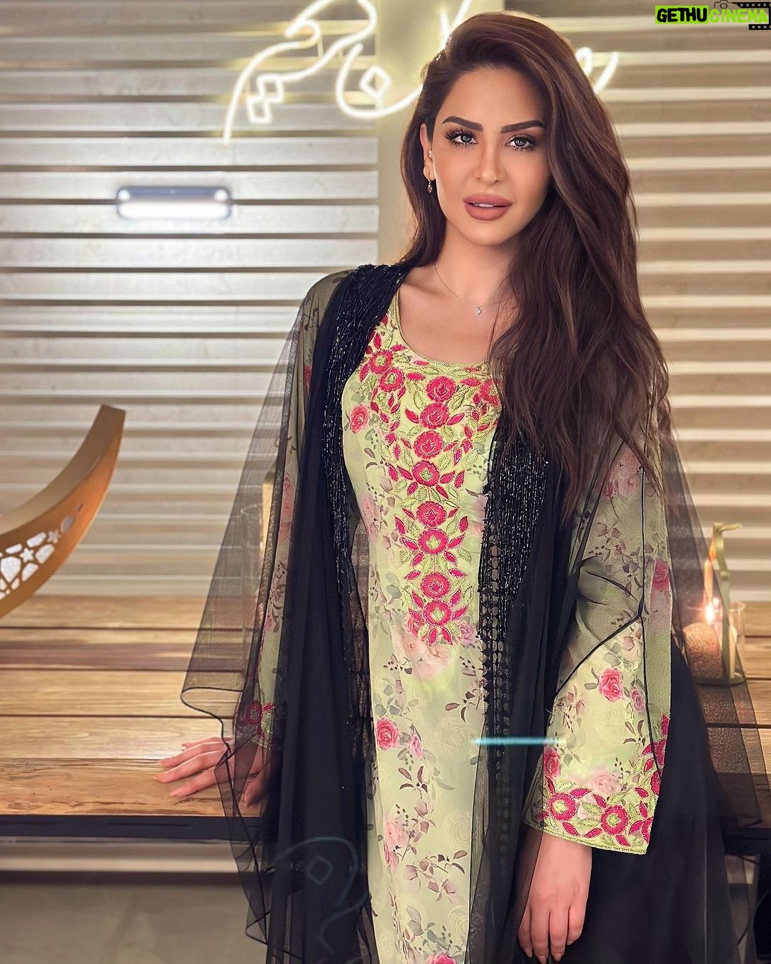 Mays Anber Instagram - المخور الاماراتي هو لباس تراثي للمرأة الاماراتية .. وكلششش يشبه فكرة الهاشمي العراقي .. شنو رايكم حبيتووو ؟؟؟