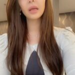 Mays Anber Instagram - استجابتكم العاجلة ضرورية لإنقاذ المتضررين من الزلزال. المفوضية متواجدة على الأرض لتقديم الإغاثة الطارئة كالخيام والبطانيات. الرجاء تبرعوا الآن giving.unhcr.org/sy @voiceswithrefugees @unhcr_arabic @unhcr_iraq #زلزال_سوريا_تركيا أثرت الزلازل المدمرة على العائلات في تركيا وسوريا - استجابتكم العاجلة ضرورية لإنقاذ الأرواح. ضرب زلزالان قويان جنوب شرق تركيا وشمال سوريا. تأكد مقتل آلاف الأشخاص في جميع أنحاء تركيا وسوريا، ومن المتوقع أن ترتفع الأعداد. الخوف هو أن الخسائر سترتفع أكثر حتى يوم الثلاثاء. تضررت المنازل والبنية التحتية العامة بشدة، مع انهيار العديد من المباني أو خطر الانهيار. كما تأثرت الطرق وشبكات الاتصالات السلكية واللاسلكية، مما يعيق جهود البحث والإنقاذ. ومن بين المتضررين داخل سوريا السوريون الذين ما زالوا نازحين في بلادهم ويعيشون في ملاجئ هشّة أساساً وخيام ومباني مدمرة جزئيًا. في تركيا، يشمل التأثير أيضًا آلاف اللاجئين والمجتمعات التي تستضيفهم بسخاء منذ ما يقرب من 12 عامًا.. دمر الزلزال منازل الناس والبنية التحتية المحلية - فالأسر بحاجة ماسة إلى مواد الإغاثة والمأوى. تجتاح المنطقة عواصف شتوية شديدة - تحتاج العائلات إلى حماية عاجلة من الرياح الجليدية والثلوج والأمطار. وتوجد المفوضية في الميدان لتقديم الإغاثة الفورية خصوصاً الخيام والبطانيات ومواد النظافة الشخصية. وتستعد المفوضية لنشر موظفين من المكتب الميداني في دمشق إلى الخطوط الأمامية للاستجابة للكارثة. تتواصل المفوضية مع شركائها. لدى المفوضية بالفعل إمدادات للطوارئ المخصصة لمثل هذه الكوارث مثل مجموعات مواد الإغاثة الأساسية والملابس والخيام، وقد نشرت على وجه السرعة مجموعات إضافية من مواد الإغاثة الأساسية لضمان الحد الأدنى من المخزون البالغ 30،000 مجموعة (10،000 في حلب وحمص وطرطوس) حتى الساعة. تعمل المفوضية على دمج استجابات الحماية اعتمادًا على الدعم المطلوب ، مثل حلول المأوى المؤقت التي يمكن أن توفر لمخاوف الحماية مثل قضايا حماية الطفل والعنف القائم على النوع الاجتماعي. يرجى التبرع الآن لتقديم الإغاثة الطارئة للمتضررين من هذا الزلزال المدمر.