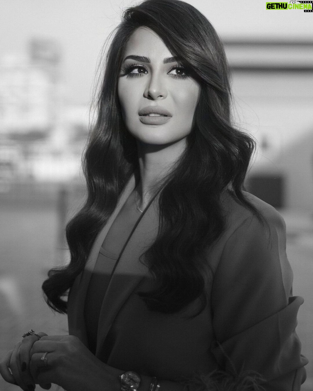 Mays Anber Instagram - ابيض واسود يمثل مقولة خير الكلام ماقل ودل 🖤🤍 المبدع @mujab1 شعر ومكياج @fadiaa.mkp