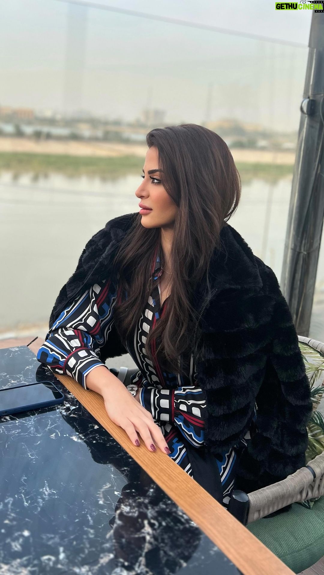 Mays Anber Instagram - جمال المنظر والدنيا مغيمة … شعور لا يوصف والاجمل ايقونة تصميم الراحلة زها حديد Credit @shahlaalhassani Location @grape.leaves.iq