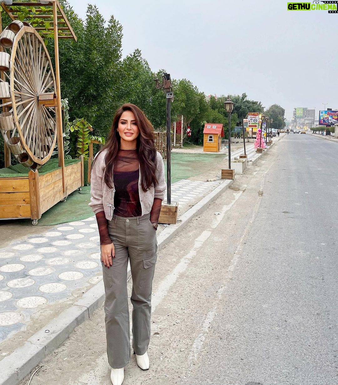 Mays Anber Instagram - هذا الشارع اكثر مكان جنت اتمشى بي ويه والدتي وخالاتي … اي اني من زيونة وهذا شارع مقابيل الغدير 🥺وتبقى الذكرى بس الاصعب غياب الاشخاص الي كانت تكمل بيهم الفرحة زيونة ساحة ميسلون