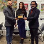 Mays Anber Instagram - تشرفت بتقديم حفل الحلم الذهبي بموسمه الثاني شكرا لرابطة المصارف الخاصة ومبادرة تمكين على التكريم @iraqiprivatebanksleague @eng.ahmedalhashemi شكرا من القلب للاستاذ هشام الذهبي على هذه الفرصه وجعل جزءً من تحقيق احلام الخير للعديد من الشباب … @husham.althahabi @golden_dream_iq 650 Gym & Dine