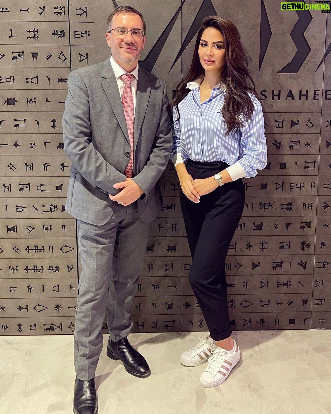 Mays Anber Instagram - كان من دواعي سروري مقابلة السيد مارك برايسون ريتشاردسون ، سفير المملكة المتحدة في العراق. إنني أقدر صدقك عند وصف التحديات الموجودة في العراق ، مع الإشارة أيضًا إلى الجانب المشرق للقيادة الشبابية في العراق وأهدافهم الطموحة في تحريك عجلة التطور في بلدنا. @britishembassybaghdad It was an absolute pleasure meeting Mr. Mark Bryson-Richardson, UK Ambassador to Iraq. I appreciate your honesty when describing the challenges that exists in Iraq, while also pointing out the bright side of the youth leadership in iraq and their ambitious goal’s in moving toward developing our country. Yaba Restaurant
