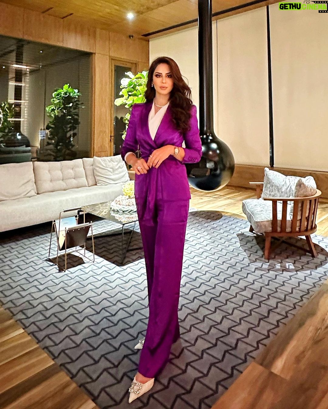 Mays Anber Instagram - شلون جان يومكم … اني يومي جدا مميز تابعو الستوري 💜 Credit for @mujab1 مكياج وشعر @fadiaa.mkp
