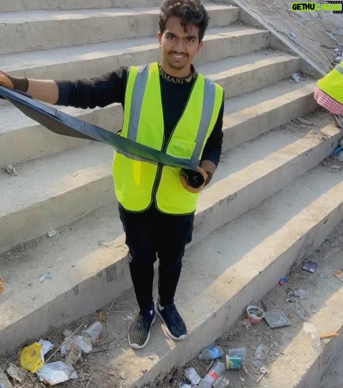 Mays Anber Instagram - هو واجب علينا نعم وعلى كل فرد بهذا المجتمع … اذا نريد نغير نبدي ونشتغل بدون الاتكال او انتظار المساعده ❤️ وهكذا قوله جل وعلا: إِنَّ اللّهَ لاَ يُغَيِّرُ مَا بِقَوْمٍ حَتَّى يُغَيِّرُواْ مَا بِأَنْفُسِهِمْ كل شخص بينا مسؤول .. حاولت اليوم اكون جزء واشارك بس مراح اكون مثل الشباب والبنات الموجودين بروحهم وقلبهم شكرا لسفراء النظافة شكرا مرتضى @clean.iraq @the.murt أبو نواس
