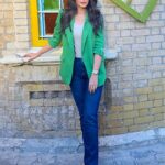 Mays Anber Instagram - إذا لم يكن لديك شيئاً تعطيه للآخرين ، فتصدق بالكلمة الطيبة ، و الابتسامة الصادقة ، و خالق الناس بخلق حسن 🍃 الصور في مطعم دربونه بغداد @darbunah تصوير 😍 @shahlaalhassani