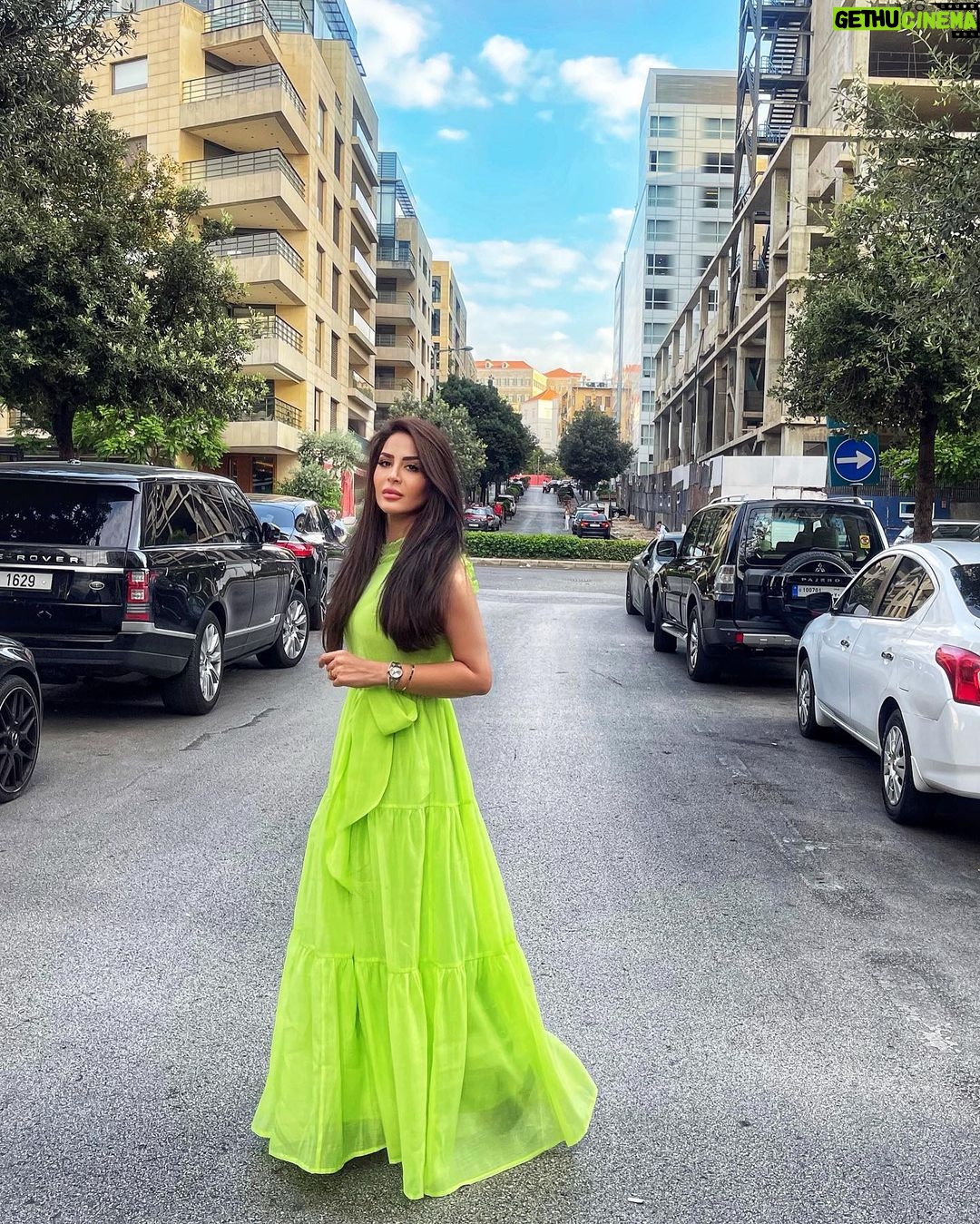 Mays Anber Instagram - فعلا المكان بالمكين 💚 منو اكثر شخص تتمنون تقضون وقت ويا ؟؟اكتبولي By 💚 @rana_mehranian الفستان من الرائعة فدوى الباروني @baruni_fashion