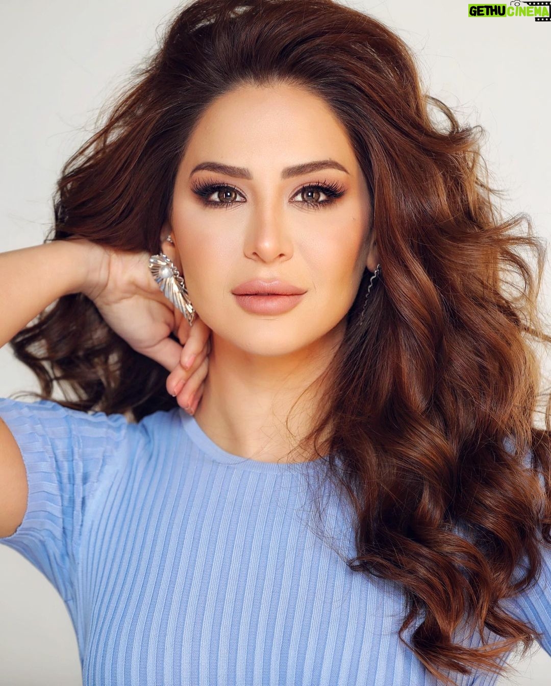 Mays Anber Instagram - عشقته عندما قال💙 ولأجلك تركت الهوى .. فلا هوى بعدك يُـهتوى , نويتك بيني وبين نفسي .. ولكل أمرىءٍ ما نوى💙 … اكو احلى من هيج تعبير فريق العمل 🧿 اعداد واشراف @rana_mehranian خبير المظهر @eliomoussallem Dress by @krisma_me @elisabettafranchi تصوير @charbelnounphotography مكياج @hildadaagher شعر @georgesmattarofficial