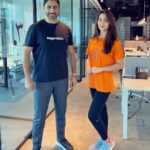 Mays Anber Instagram - صورة عفوية تجمعني مع ال boss 😁 شنو رايكم واخيرا كدرت ازور مكاتب صكر لابز دبي 🥰واكو تحضيرات جديدة ان شاء الله نتوفق بها🙏 @rawaalhaider @sagerlabs Dubai, United Arab Emiratesدبي