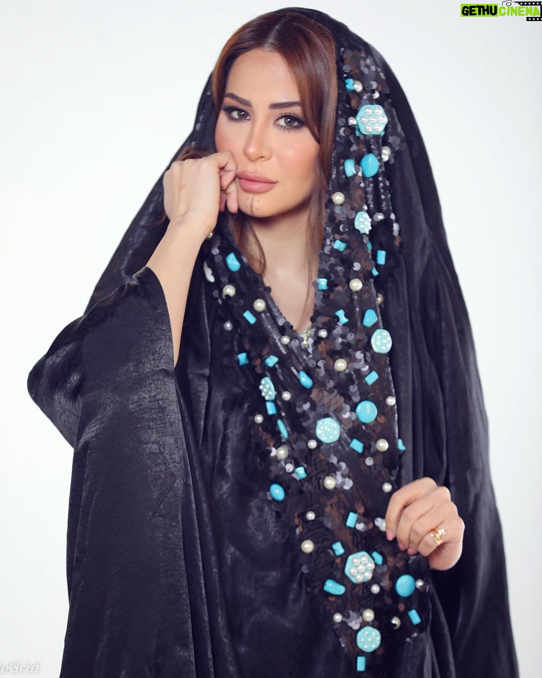 Mays Anber Instagram - يا ام العباية حلوة عباتج يا سمرة هواية زين بصفاتج هله وميت هله يا ريم الفلا مو كلبي امتله من نور وجناتج جلسة تصوير غلاف مجلة مجلة كل الاسرة @kulalusra شكرا المبدعة طيبة ذياب ودار خاتون على الهاشمي والعباية @teebadhiab @darkhatoonfashions شكرا لفريق العمل ❤️❤️ اعداد واشراف @rana_mehranian خبير المظهر @eliomoussallem تصوير @charbelnounphotography مكياج @hildadaagher شعر @georgesmattarofficial