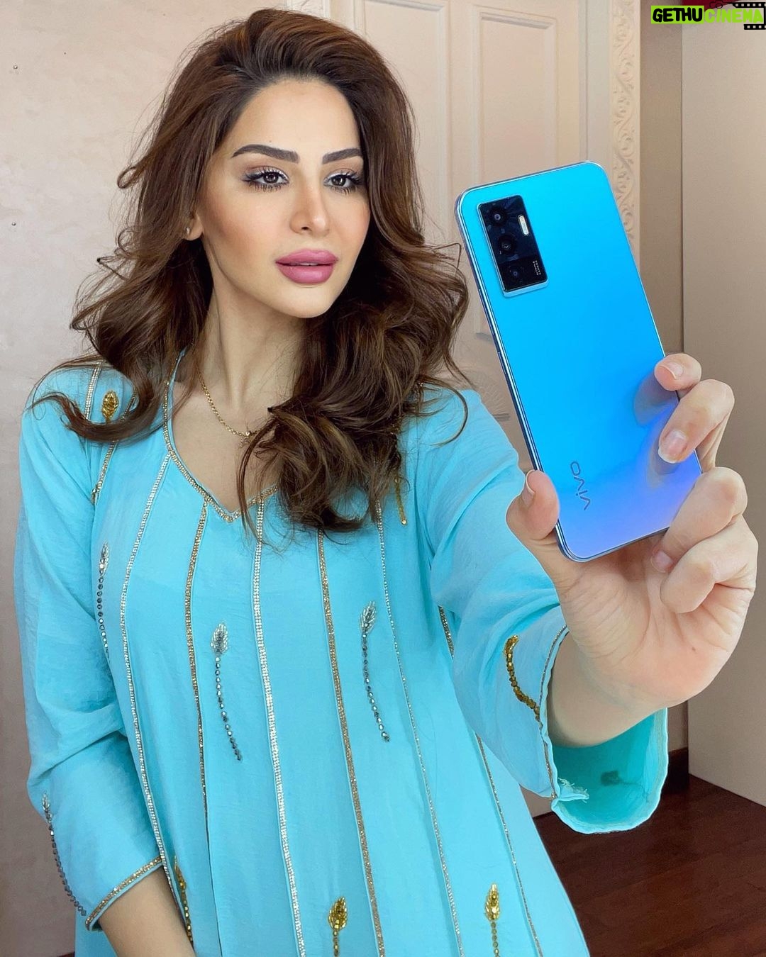 Mays Anber Instagram - شو رأيكم بالتلفون الجديد من #vivoV23e😍 أني كلش حبيت اللون و الكاميرا الأمامية مالت التلفون! @vivo_iraq @vivo_arabia