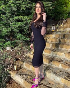 Mays Anber Instagram - من قلب الحدث ❤️ Dress and heels from @ounass use my discount code Mays15 Dress @dolcegabbana Heels @machandmach Makeup @hildadaagher Hair @georgesmattarofficial
