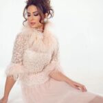 Mays Anber Instagram - يسعد مساكم 💖💖كل شخص يكتب هدف يتمنى يوصل له قبل نهاية السنه ؟! فريق عمل جلسة التصوير 💖 اعداد واشراف @rana_mehranian خبير المظهر @eliomoussallem Dress by @camillechamouncouture Jewelry @auroreezzedine تصوير @charbelnounphotography مكياج @hildadaagher شعر @georgesmattarofficial