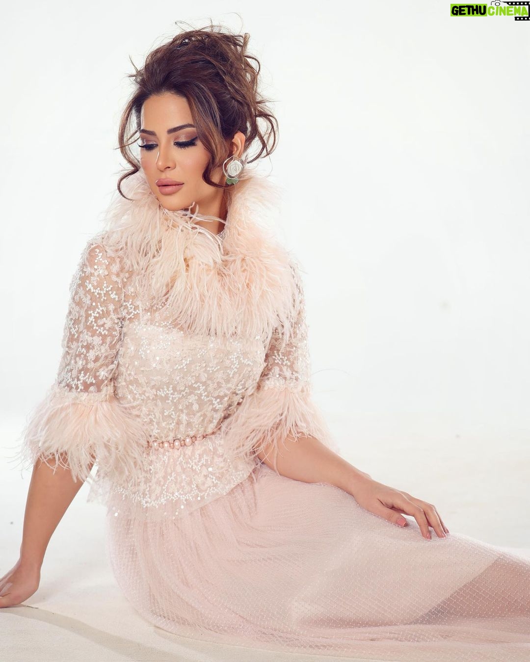 Mays Anber Instagram - يسعد مساكم 💖💖كل شخص يكتب هدف يتمنى يوصل له قبل نهاية السنه ؟! فريق عمل جلسة التصوير 💖 اعداد واشراف @rana_mehranian خبير المظهر @eliomoussallem Dress by @camillechamouncouture Jewelry @auroreezzedine تصوير @charbelnounphotography مكياج @hildadaagher شعر @georgesmattarofficial