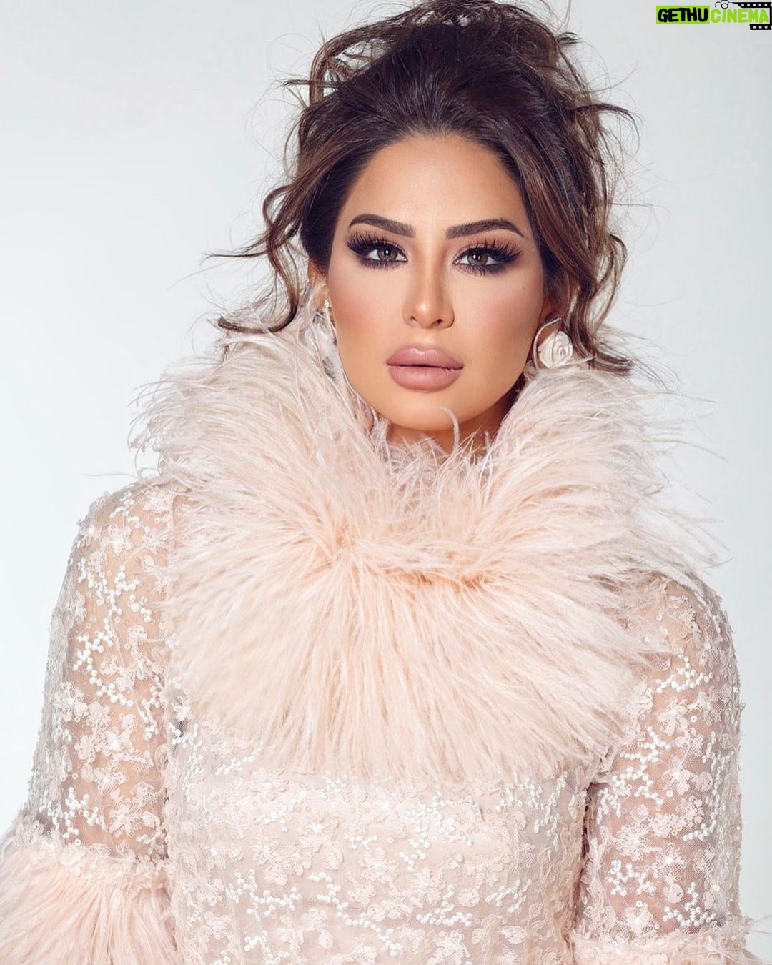 Mays Anber Instagram - يمكن اني من اكثر البنات الي يتغير شكلها بالمكياج؟؟؟ شنو رايكم تحبون المكياج او يكون خفيف او بدون 😁