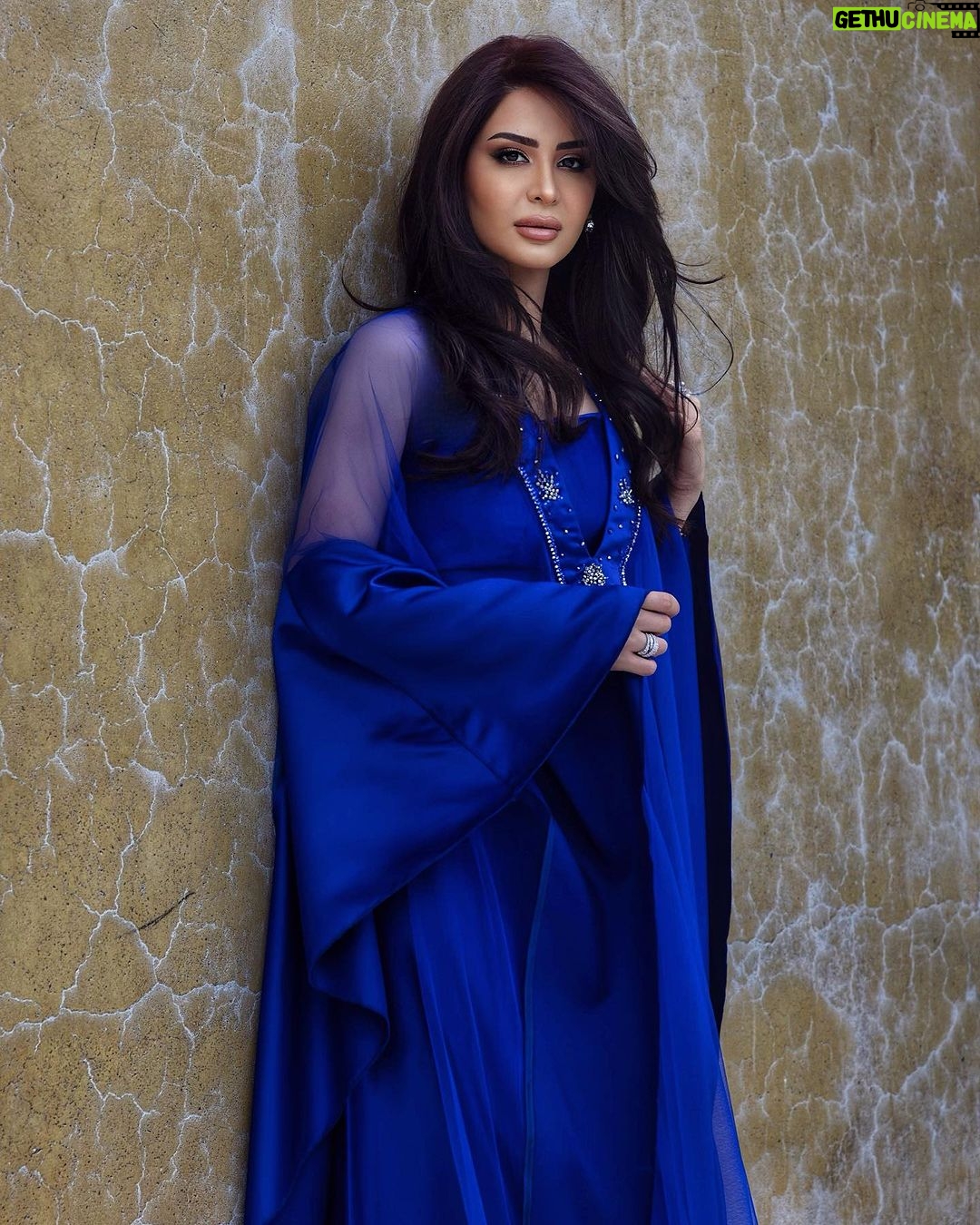 Mays Anber Instagram - منو مثلي يعشق اللون الازرق الملكي 💙