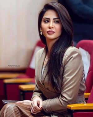 Mays Anber Instagram - من مثلي صاير صعب يتخذ قرار .. خصوصا اذا كان قرار بين القلب والعقل؟؟؟ وابقى انطي مجال ووقت شنو الحل برايكم 

طبعا الصورة بعدسة المبدع @mohammedluay.photography