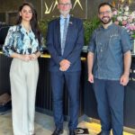 Mays Anber Instagram - دعوة غداء كلشش مختلفة جانت مع السفير البريطاني المعين في العراق السيد ستيفن هيتشن في مطعم الشيف شاهين (يابا) @britishembassybaghdad @yaba.rest @chef.shaheen
