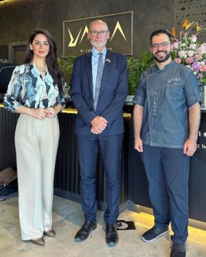 Mays Anber Instagram - دعوة غداء كلشش مختلفة جانت مع السفير البريطاني المعين في العراق السيد ستيفن هيتشن في مطعم الشيف شاهين (يابا) 
@britishembassybaghdad @yaba.rest @chef.shaheen