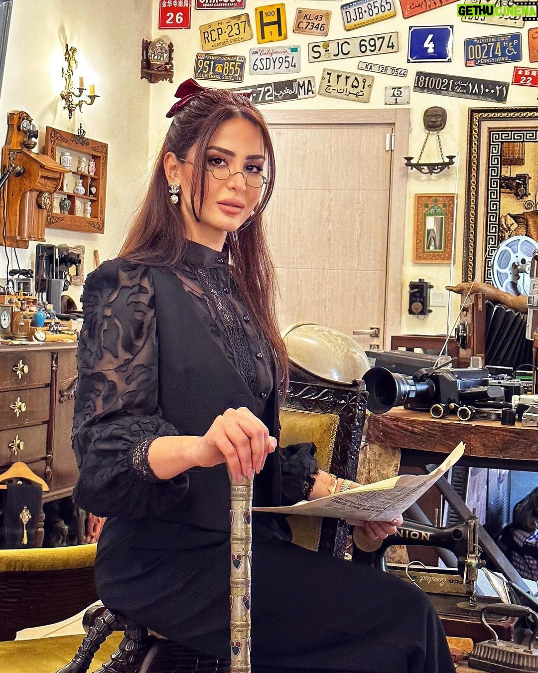 Mays Anber Instagram - بين الماضي والحاضر شنو رايكم بميس؟ … انتيكات ترسم مستقبل مختلف وعالم لايمكن تصوره … منو يحب يجمع انتيكات مثل هادي؟؟؟ @hadi.la