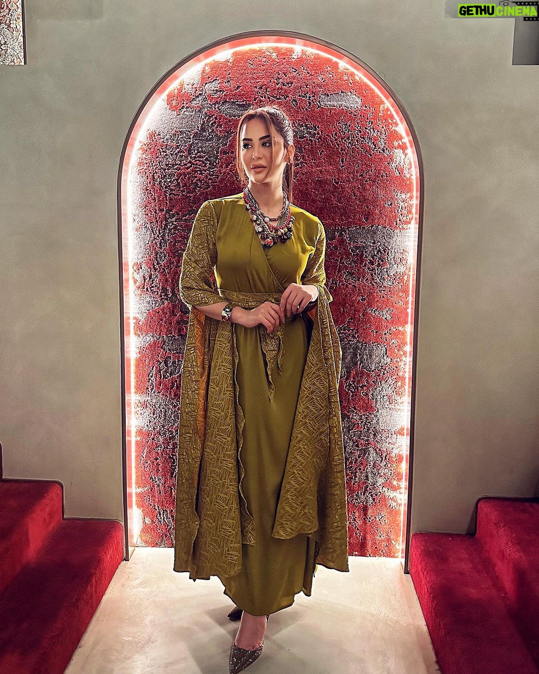 Mays Anber Instagram - مرات عدم التفكير بالنتائج افضل 👍 … صحيح لازم تحط خطة توصلك لهدفك بس القلق ممكن يضيع تركيزكم … منو مثل يبالغ بالتفكير ؟؟؟