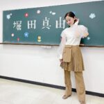 Mayu Hotta Instagram - ・ 「亜細亜大学学園祭」トークショー 学生の皆様も会いに来てくださった皆様も 本当にありがとうございました🌼 クイズをしたり質問コーナーをしたり 私自身も楽しい時間を過ごさせていただきました♡ 後夜祭もたのしでね〜🧚🏻‍♀️