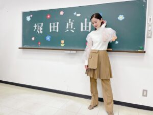 Mayu Hotta Instagram - ・

「亜細亜大学学園祭」トークショー
学生の皆様も会いに来てくださった皆様も
本当にありがとうございました🌼
クイズをしたり質問コーナーをしたり
私自身も楽しい時間を過ごさせていただきました♡
後夜祭もたのしでね〜🧚🏻‍♀️