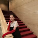 Mayu Hotta Instagram – ・
東野圭吾さん原作の
映画『ある閉ざされた雪の山荘で』完成披露試写会でした🖤
公開は2024年1月12日(金)おたのしみに！！

@tozayuki_movie
