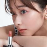 Mayu Hotta Instagram - ・ 新生クチュール リップスティック 「ルージュ ディオール」が登場しました🦋✨ 鮮やかな発色が美しく 優れたトリートメント効果で 長時間の撮影でも潤いが続くので感動しました。 皆さんはどの色がお好みですか？ 私は100S NUDE LOOK SATINが好きかなぁ♡ #ルージュディオール #PR