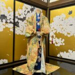 Mayu Hotta Instagram – ・
ドラマ10大奥 衣装展に行ってきました!
繊細で美しい衣装の数々。圧巻でした。
偶然にもお世話になったスタッフさんに
お会いすることができ、
思い出話に花を咲かせていたら。。。
せっかくならと打掛を羽織らせていただきました。
家光さんと少しでも繋がれたような気がして
とても感慨深かったです。ありがとうございました☺️🌱
#ドラマ10大奥
