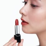 Mayu Hotta Instagram - ・ 新生クチュール リップスティック 「ルージュ ディオール」が登場しました🦋✨ 鮮やかな発色が美しく 優れたトリートメント効果で 長時間の撮影でも潤いが続くので感動しました。 皆さんはどの色がお好みですか？ 私は100S NUDE LOOK SATINが好きかなぁ♡ #ルージュディオール #PR