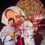 Mayu Hotta Instagram – ・
映画『バカ塗りの娘』
撮影から約1年ぶりに弘前に
帰ってくることができました🌼
劇中では青森の四季折々の風景が
映し出されているのですが。。。
その中にはねぷたも✨

地域の方とのご縁が繋がり鶴岡監督と共に
弘前ねぷたまつりに参加させていただきました。
絵の煌びやかさに魅了され
掛け声から元気をいただきました。
弘前の皆さんありがとうございました！！

映画は8月25日青森先行公開。
9月1日全国公開です！
よろしくお願いします。

@bakanuri_movie 
#バカ塗りの娘