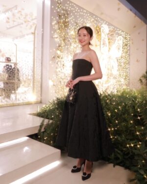 Mayu Hotta Instagram - ・
DIOR HOLIDAY POP-UP 🎄
2024年クルーズ コレクションと呼応するたくさんの
バタフライが輝く装飾やTREE OF LIFEが
幻想的で美しかったです。
店内やアイテムにも沢山の蝶のモチーフが🦋✨
表参道交差点にて11月18日(土)から12月25 日(月)まで
開催されるそうです〜行ってみてね♡

@dior 
#DiorCruise 
#SupportedByDior

#ディオールホリデーポップアップ 
#ディオールファインジュエリー