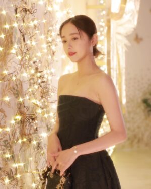 Mayu Hotta Instagram - ・
DIOR HOLIDAY POP-UP 🎄
2024年クルーズ コレクションと呼応するたくさんの
バタフライが輝く装飾やTREE OF LIFEが
幻想的で美しかったです。
店内やアイテムにも沢山の蝶のモチーフが🦋✨
表参道交差点にて11月18日(土)から12月25 日(月)まで
開催されるそうです〜行ってみてね♡

@dior 
#DiorCruise 
#SupportedByDior

#ディオールホリデーポップアップ 
#ディオールファインジュエリー