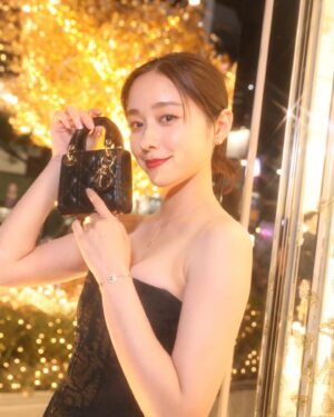 Mayu Hotta Instagram - ・
DIOR HOLIDAY POP-UP 🎄
2024年クルーズ コレクションと呼応するたくさんの
バタフライが輝く装飾やTREE OF LIFEが
幻想的で美しかったです。
店内やアイテムにも沢山の蝶のモチーフが🦋✨
表参道交差点にて11月18日(土)から12月25 日(月)まで
開催されるそうです〜行ってみてね♡

@dior 
#DiorCruise 
#SupportedByDior

#ディオールホリデーポップアップ 
#ディオールファインジュエリー