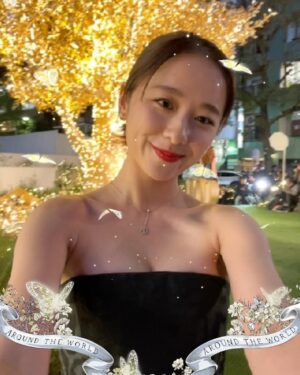 Mayu Hotta Instagram - ・
DIOR HOLIDAY POP-UP 🎄
2024年クルーズ コレクションと呼応するたくさんの
バタフライが輝く装飾やTREE OF LIFEが
幻想的で美しかったです。
店内やアイテムにも沢山の蝶のモチーフが🦋✨
表参道交差点にて11月18日(土)から12月25 日(月)まで
開催されるそうです〜行ってみてね♡

@dior 
#DiorCruise 
#SupportedByDior

#ディオールホリデーポップアップ 
#ディオールファインジュエリー