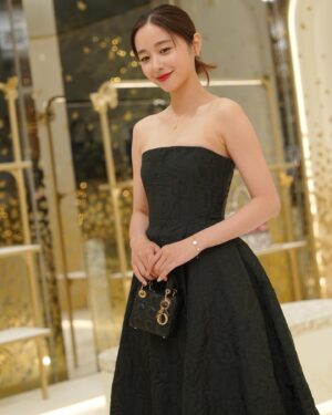 Mayu Hotta Instagram - ・
DIOR HOLIDAY POP-UP 🎄
2024年クルーズ コレクションと呼応するたくさんの
バタフライが輝く装飾やTREE OF LIFEが
幻想的で美しかったです。
店内やアイテムにも沢山の蝶のモチーフが🦋✨
表参道交差点にて11月18日(土)から12月25 日(月)まで
開催されるそうです〜行ってみてね♡

@dior 
#DiorCruise 
#SupportedByDior

#ディオールホリデーポップアップ 
#ディオールファインジュエリー