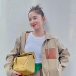 Mayu Hotta Instagram – ・
カジュアルやクラシカルな場所にも
使えるLOEWE PUZZLE SMALL BAG🧩
荷物も沢山入るし夏らしいビビットなカラーで
お気に入りです💛

#LOEWE
#LOEWEPuzzle
#ThanksLoewe