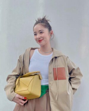 Mayu Hotta Instagram - ・
カジュアルやクラシカルな場所にも
使えるLOEWE PUZZLE SMALL BAG🧩
荷物も沢山入るし夏らしいビビットなカラーで
お気に入りです💛

#LOEWE
#LOEWEPuzzle
#ThanksLoewe