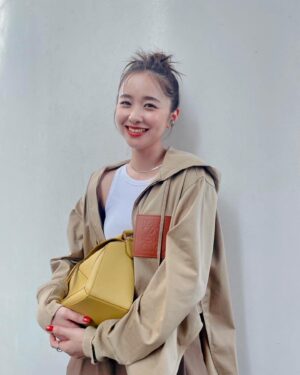 Mayu Hotta Instagram - ・
カジュアルやクラシカルな場所にも
使えるLOEWE PUZZLE SMALL BAG🧩
荷物も沢山入るし夏らしいビビットなカラーで
お気に入りです💛

#LOEWE
#LOEWEPuzzle
#ThanksLoewe