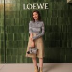 Mayu Hotta Instagram – ・

🌳CASA LOEWE Omotesando🌳

日本展開50周年を祝して、
京都の陶芸制作ユニット「スナ・フジタ」と
LOEWEのコラボ商品ががたくさんありました。
可愛くて優しいタッチの世界観を
ずっと見つめていたくなりました。
アイテムやお洋服はもちろんですが
店内の数多くのアート作品は、
美術館のようです。
皆様もぜひ足を運んでみてね🌼

#LOEWE
#LOEWEOmotesando
#ThanksLoewe