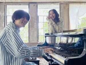 Mayu Hotta Instagram - ・
たとえあなたを忘れても
ご視聴いただきありがとうございました。
楽しんでいただけましたでしょうか？
・
毎日、いろんなことが起こって
心が折れそうになったり
綺麗なことばかりじゃない人生に
難しさを感じることがあるかもしれません。
いくつもの課題と向き合う日々は、
周りと比べて、自分が小さくみえてしまったりするし。
でも、この作品に出てくる登場人物たちの
不器用でまっすぐな生き方に、、、
生きてる今の一瞬一瞬が大切で
無駄な日なんてないんだよなぁと
改めて気付かされました。
そして、あな忘チームの皆様にも大きな愛を
いただいた3ヶ月間でした🌞✨
本当にありがとうございました！
いつまでも、皆様の"記憶"に残り続ける
作品であれば嬉しいです。

@anawasu_abc