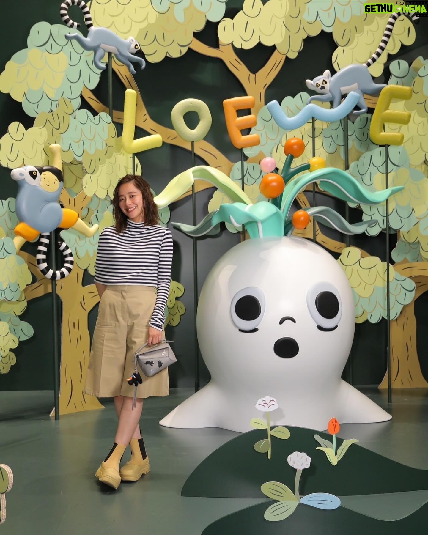 Mayu Hotta Instagram - ・ 🌳CASA LOEWE Omotesando🌳 日本展開50周年を祝して、 京都の陶芸制作ユニット「スナ・フジタ」と LOEWEのコラボ商品ががたくさんありました。 可愛くて優しいタッチの世界観を ずっと見つめていたくなりました。 アイテムやお洋服はもちろんですが 店内の数多くのアート作品は、 美術館のようです。 皆様もぜひ足を運んでみてね🌼 #LOEWE #LOEWEOmotesando #ThanksLoewe