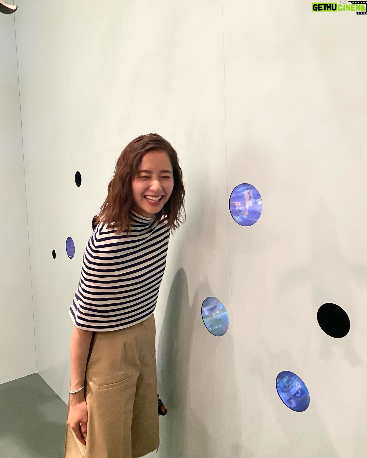 Mayu Hotta Instagram - ・ 🌳CASA LOEWE Omotesando🌳 日本展開50周年を祝して、 京都の陶芸制作ユニット「スナ・フジタ」と LOEWEのコラボ商品ががたくさんありました。 可愛くて優しいタッチの世界観を ずっと見つめていたくなりました。 アイテムやお洋服はもちろんですが 店内の数多くのアート作品は、 美術館のようです。 皆様もぜひ足を運んでみてね🌼 #LOEWE #LOEWEOmotesando #ThanksLoewe