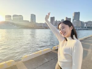Mayu Hotta Instagram - ・
たとえあなたを忘れても
今夜、第8話です🌝
たとえあなたを忘れても…
その言葉の続きは希望のあるものであって欲しい。
沢山の人たちに支えられて
美璃と空の辿り着いた答えは？
最後までしっかりとみていただきたいです。
今夜は22時30〜放送ですのでお間違えないように🍵

・
写真は、遠くで撮影している沙菜役のゆいちゃんを
観察していたらばれた一連です😝
ゆいちゃんがいる日は、皆んなが明るくなる
とってもhappyでどこまでも気遣いの方♡
@okada_yui_official
@anawasu_abc