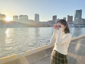 Mayu Hotta Instagram - ・
たとえあなたを忘れても
今夜、第8話です🌝
たとえあなたを忘れても…
その言葉の続きは希望のあるものであって欲しい。
沢山の人たちに支えられて
美璃と空の辿り着いた答えは？
最後までしっかりとみていただきたいです。
今夜は22時30〜放送ですのでお間違えないように🍵

・
写真は、遠くで撮影している沙菜役のゆいちゃんを
観察していたらばれた一連です😝
ゆいちゃんがいる日は、皆んなが明るくなる
とってもhappyでどこまでも気遣いの方♡
@okada_yui_official
@anawasu_abc