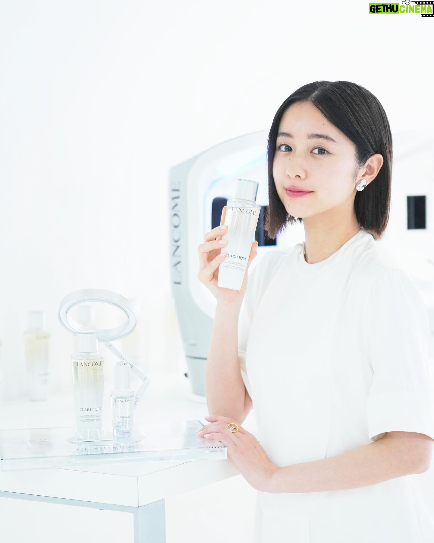 Mayu Hotta Instagram - ・ LANCÔMEの大人気化粧水 「クラリフィック デュアル エッセンス ローション EX」が 3月1日にリニューアル🫧🩵 どんな肌質の人にもオススメできる 保湿と角質ケアを両立できる嬉しいアイテム! 私は、塗ったあとの心地よさや 肌への浸透力にとても驚きました。 これから更に、日差しが強くなる季節なので 自分の肌としっかりと向き合っていきたいです! 既に、店頭にてサンプリングを実施しているそうなので、 この機会に皆様も店頭へ足を運んでみてね~☺️ @lancomeofficial #クラリフィック #lancomeskincare, #化粧水以上 #ランコム #PR