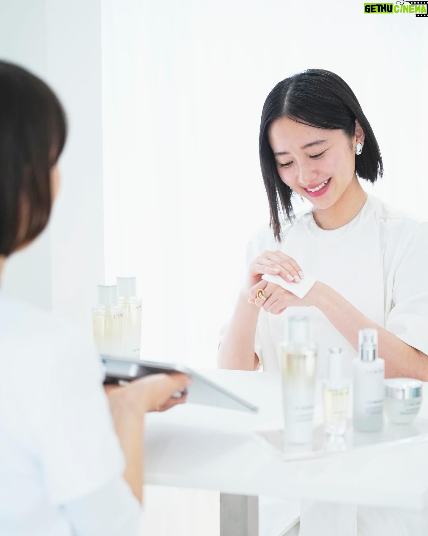 Mayu Hotta Instagram - ・ LANCÔMEの大人気化粧水 「クラリフィック デュアル エッセンス ローション EX」が 3月1日にリニューアル🫧🩵 どんな肌質の人にもオススメできる 保湿と角質ケアを両立できる嬉しいアイテム! 私は、塗ったあとの心地よさや 肌への浸透力にとても驚きました。 これから更に、日差しが強くなる季節なので 自分の肌としっかりと向き合っていきたいです! 既に、店頭にてサンプリングを実施しているそうなので、 この機会に皆様も店頭へ足を運んでみてね~☺️ @lancomeofficial #クラリフィック #lancomeskincare, #化粧水以上 #ランコム #PR